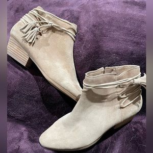 Vince Camuto ankle boots. Sz 9. Worn 1x.